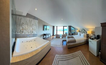 2 bedrooms, premium bedding, down duvets, minibar