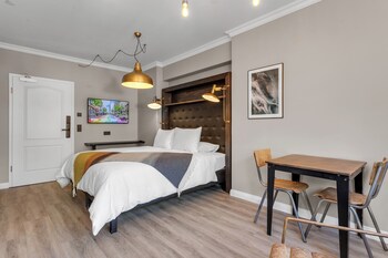 Habitación doble | Baño | Amenidades de baño gratuitas, secadora de cabello, toallas, jabón