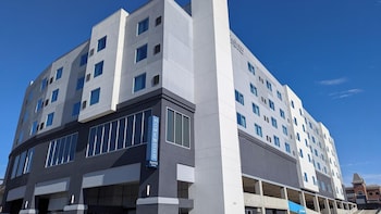 2 bars/lounges, lobby lounge, rooftop bar