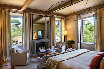 Sesongbasert utendørsbasseng, bassengparasoller og solsenger