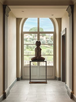 Kolam renang outdoor musiman, dengan payung kolam renang