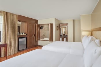 Alberca al aire libre y camas balinesas gratuitas