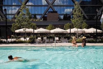 Seasonal outdoor pool, open 9:00 AM to 7:00 PM, pool loungers