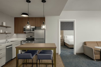 1 Schlafzimmer, Zimmersafe, Schreibtisch, laptopgeeigneter Arbeitsplatz