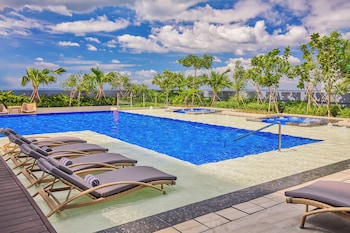 Piscine extérieure, parasols, chaises longues