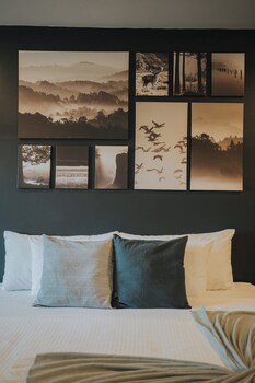 Deluxe Room | 1 bedroom, minibar, free WiFi, wheelchair access