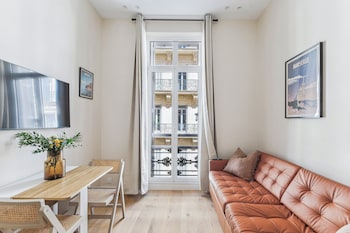 Appartement Deluxe | Aire de séjour | Téléviseur à écran plat