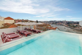 Se sirven desayunos, comidas y cocina mediterránea con vista al jardín