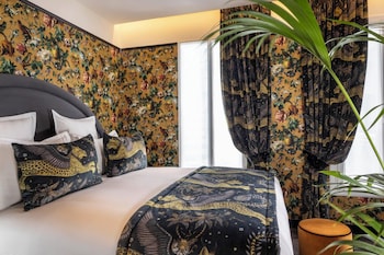 من حمّامات السباحة المغطاة