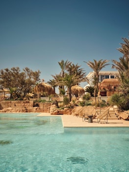 Alberca al aire libre y camas balinesas gratuitas