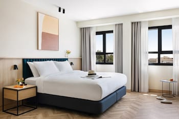 Premium bedding, in-room safe, individually decorated