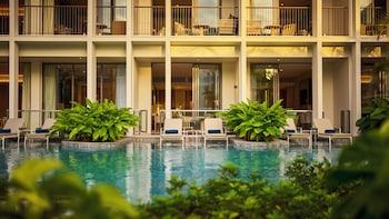2 outdoor pools, open 7:00 AM to 8:00 AM, pool umbrellas