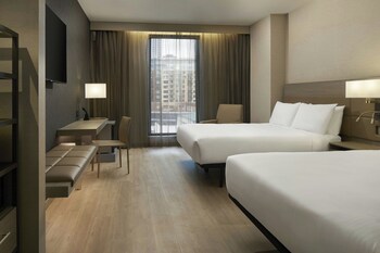 Fachada de la propiedad por la tarde o noche