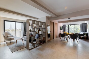 Departamento de lujo, Terraza, vista a la ciudad | 1 habitación y caja de seguridad en la habitación