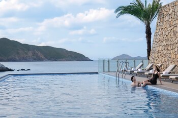 4 outdoor pools
