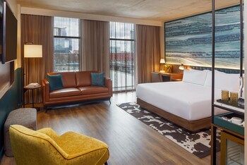 Room, 1 King Bed, Roll-in Shower