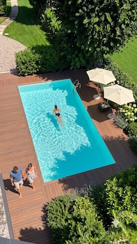 Piscine extérieure en saison