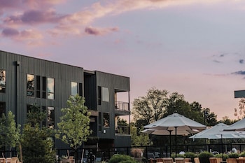 Een seizoensgebonden buitenzwembad