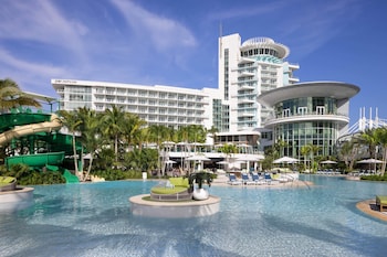 3 ulkouima-allasta avoinna 7.00–19.00, maksullisia cabañoita