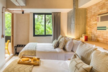 Executive appartement, uitzicht op stad | Een minibar, een kluis op de kamer, een bureau, een laptopwerkplek