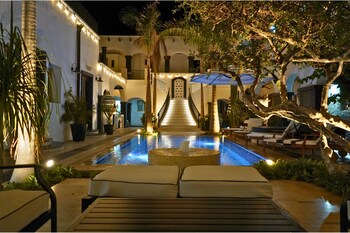 Außenpool, geöffnet von 08:00 Uhr bis 00:00 Uhr, Sonnenschirme