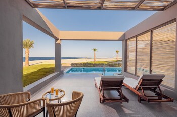 4 outdoor pools