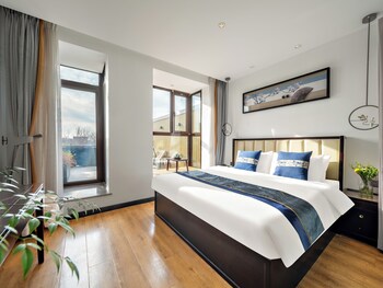 Literie de qualité supérieure, bureau, rideaux occultants