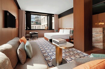 Utendørsbasseng, bassengparasoller og solsenger