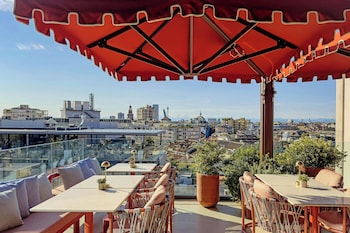 Utendørsbasseng, bassengparasoller og solsenger