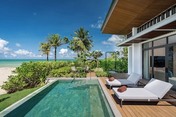 3 outdoor pools, free pool cabanas, pool loungers