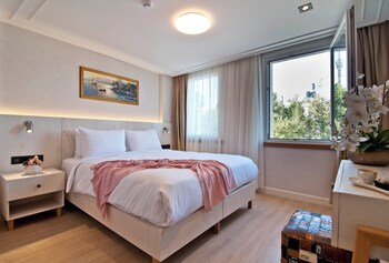 Suite | Hypo-allergenic bedding available, down comforters, minibar