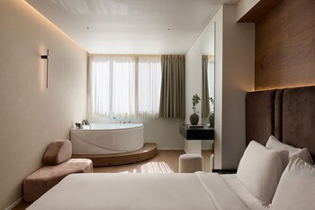 King Room with Balcony | 1 chambre, literie de qualité, lit avec matelas en mousse à mémoire