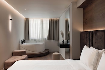 Deluxe Suite with Spa Bath