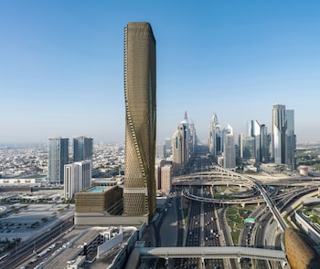 2 座室內游泳池和3 座室外游泳池