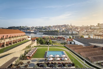 Piscina interior moderna com vista para a cidade, um elemento aquático e uma área de estar.