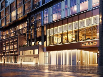 Menyajikan masakan Jepang