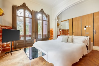 1 chambre, décor unique, ameublement unique, fer et planche à repasser