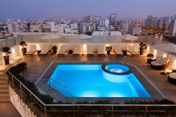 Piscina a l'aire lliure i gandules 