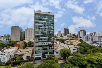 Una piscina al aire libre, tumbonas