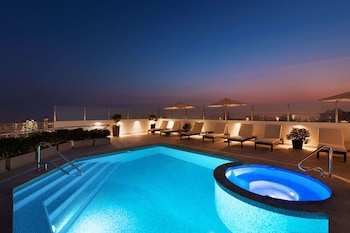 Piscine extérieure, chaises longues