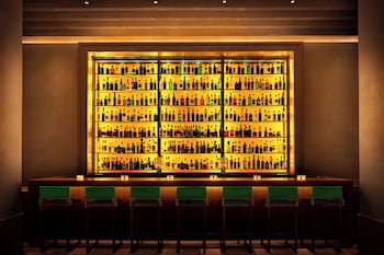 2 bars/lounges, lobby lounge