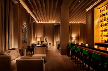 2 bars/lounges, lobby lounge