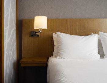 Un hotel de varios pisos con un cartel llamativo que dice "Hyatt Place".