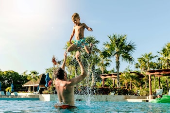 En la playa, playa de arena blanca, camastros y sombrillas