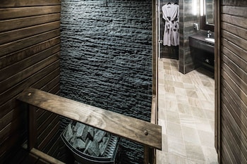 Lapland Suite | Bathroom | Hair dryer, bidet, heated floors, towels. Lapland Hotels Oulu