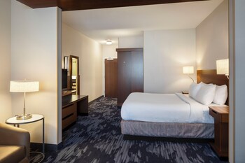 Un hotel Fairfield by Marriott de diseño moderno, con una entrada destacada y varios pisos.