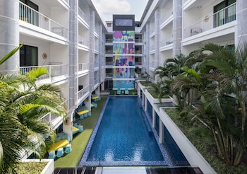 2 restaurants, breakfast, lunch, dinner served; Asian cuisine