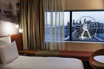 Hypo-allergenic bedding, in-room safe, desk, blackout curtains