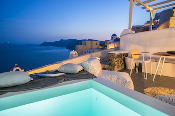 Aphrodite Suite with Outdoor heated Jacuzzi & Caldera View | Baignoire à hydromassage