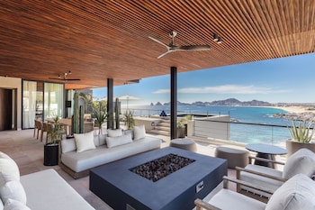 2 piscines a l'aire lliure, cabanes (de pagament) i para-sols